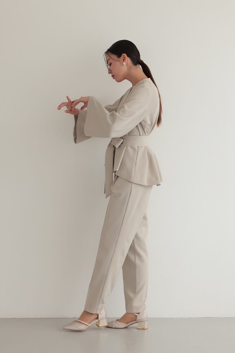 ベージュのリボンペプラムセレモニースーツ