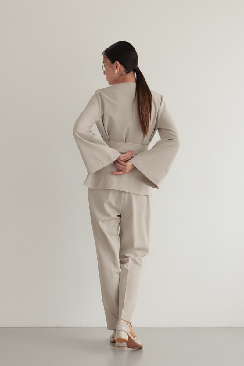 ベージュのリボンペプラムセレモニースーツ