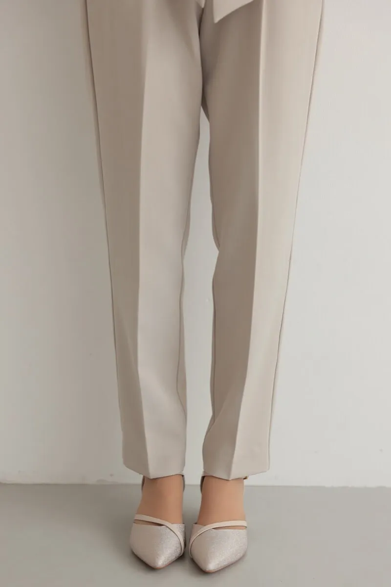 ベージュのリボンペプラムセレモニースーツ