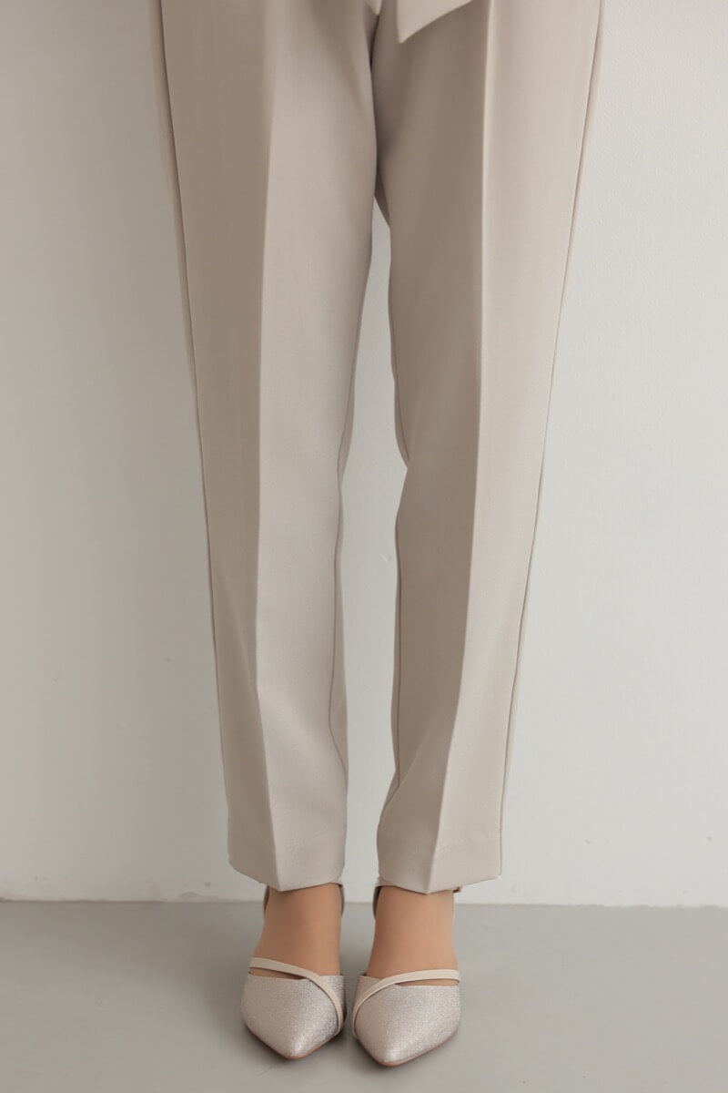 ベージュのリボンペプラムセレモニースーツ