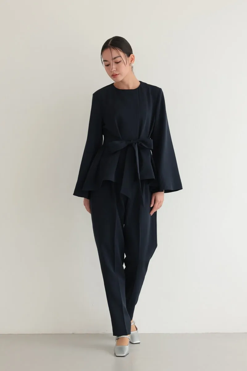 ネイビーのリボンペプラムセレモニースーツ