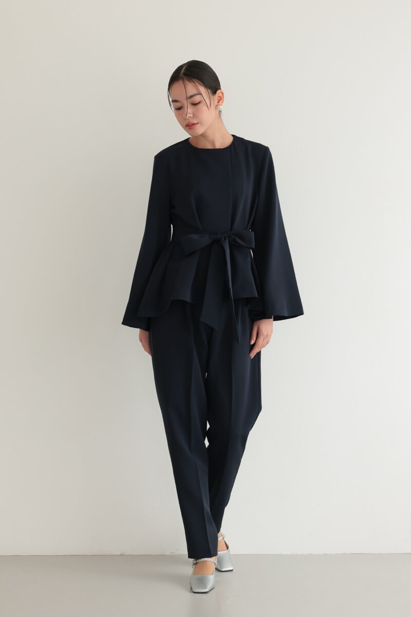 ネイビーのリボンペプラムセレモニースーツ