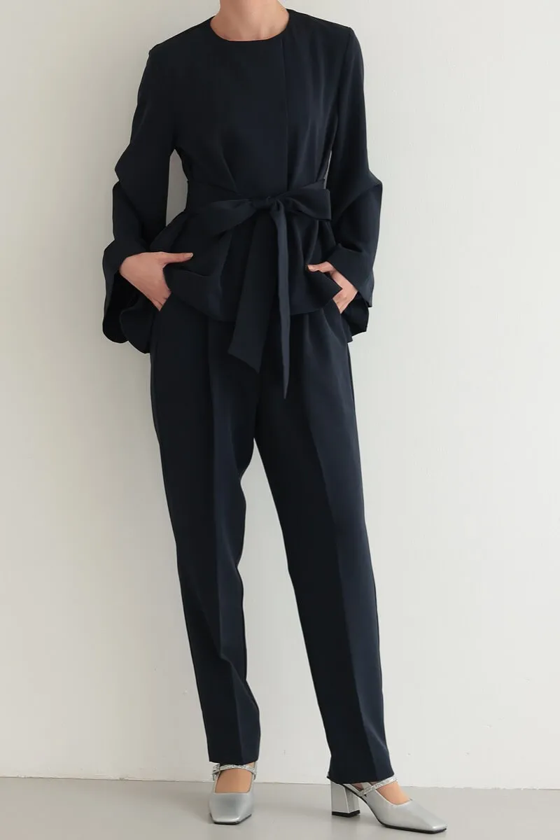 ネイビーのリボンペプラムセレモニースーツ