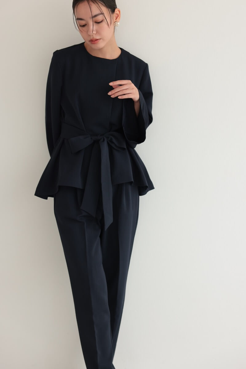 ネイビーのリボンペプラムセレモニースーツ