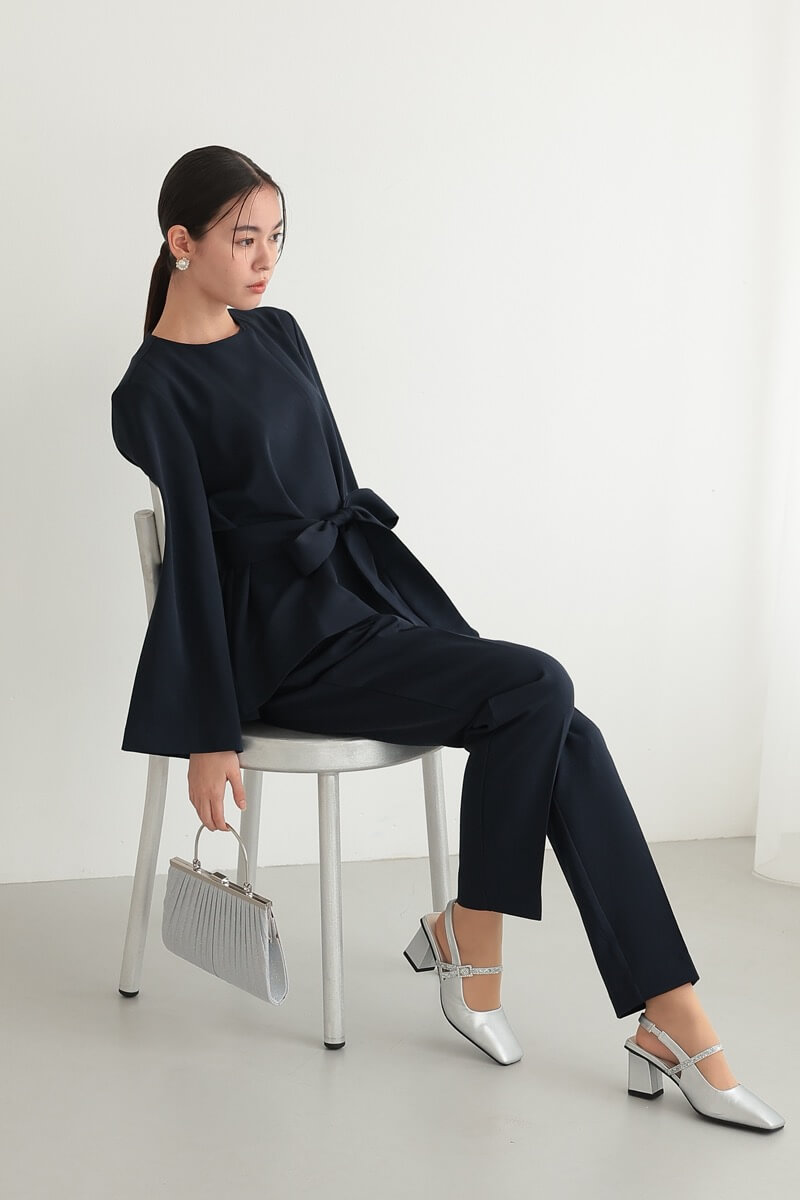 ネイビーのリボンペプラムセレモニースーツ