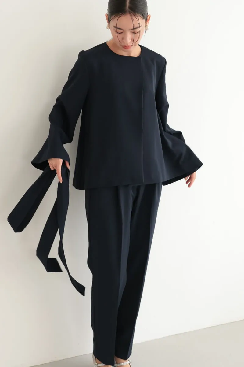 ネイビーのリボンペプラムセレモニースーツ