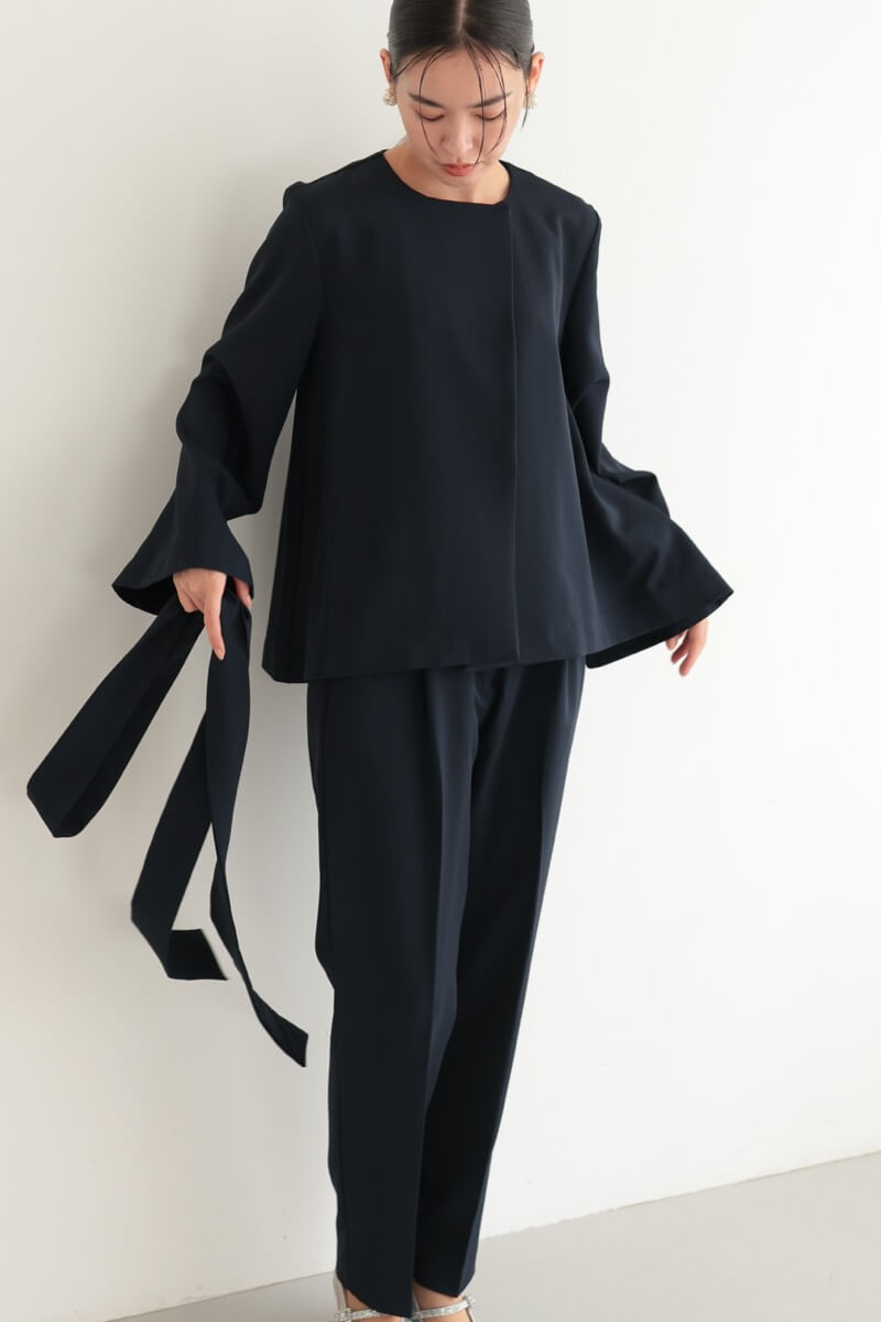 ネイビーのリボンペプラムセレモニースーツ