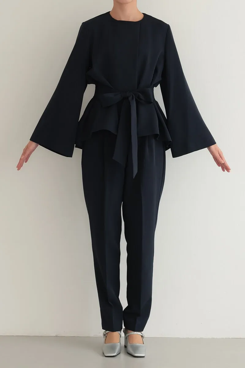 ネイビーのリボンペプラムセレモニースーツ