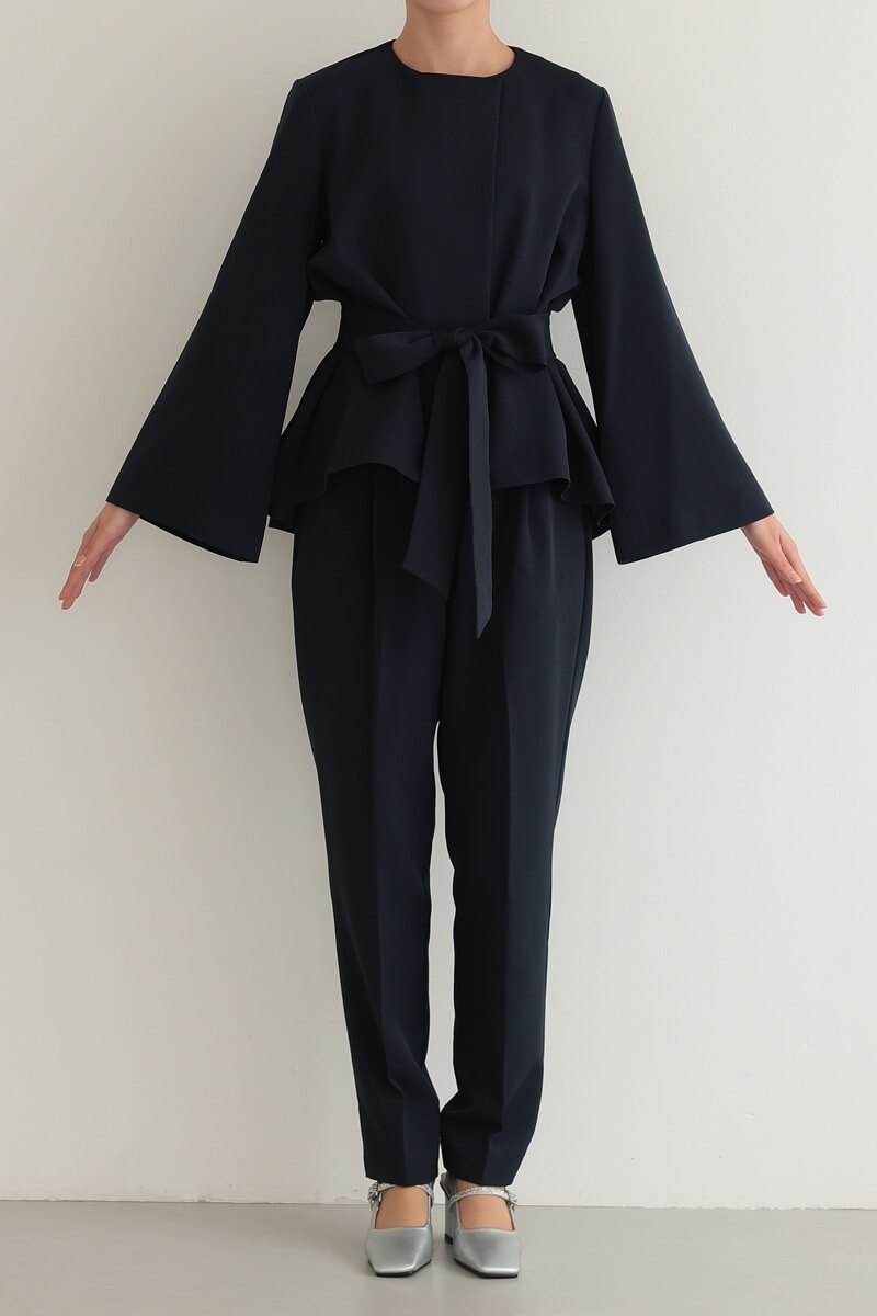 ネイビーのリボンペプラムセレモニースーツ