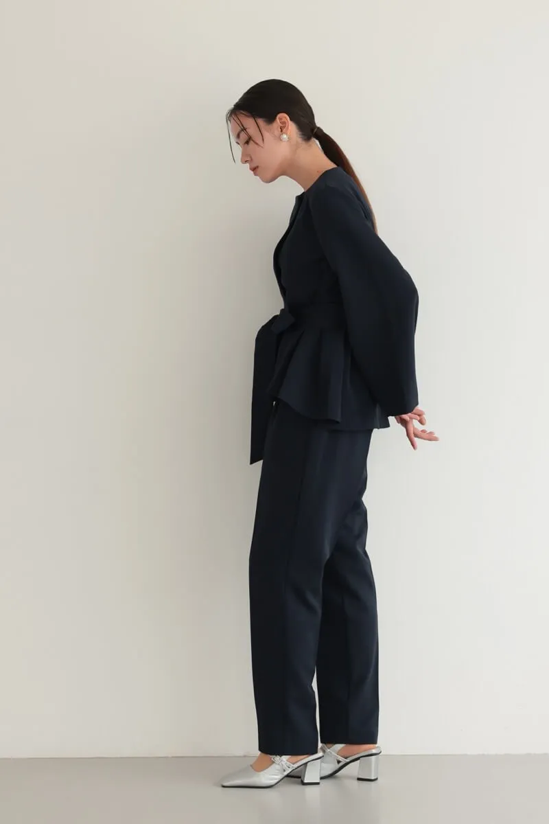 ネイビーのリボンペプラムセレモニースーツ