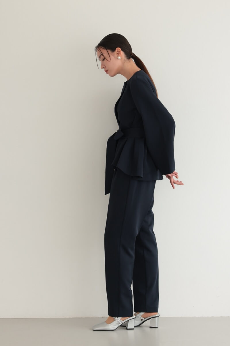 ネイビーのリボンペプラムセレモニースーツ