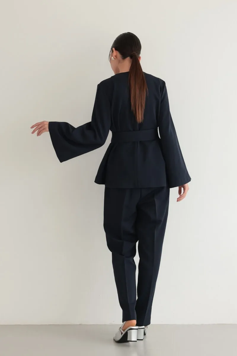 ネイビーのリボンペプラムセレモニースーツ