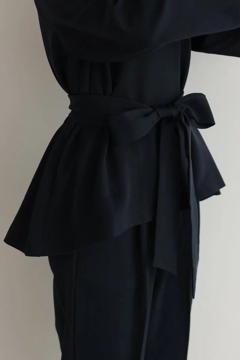 ネイビーのリボンペプラムセレモニースーツ