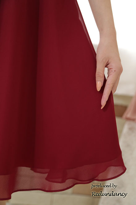 ワインレッドのハイウエスト切替フリルシフォンドレス
