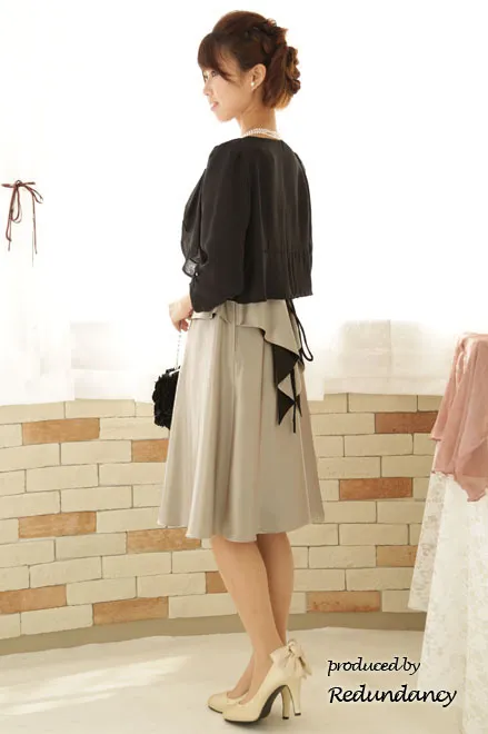 ゴールドのハイウエスト切替サテンドレス