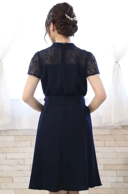 ネイビーのデコルテレースハイネックドレス
