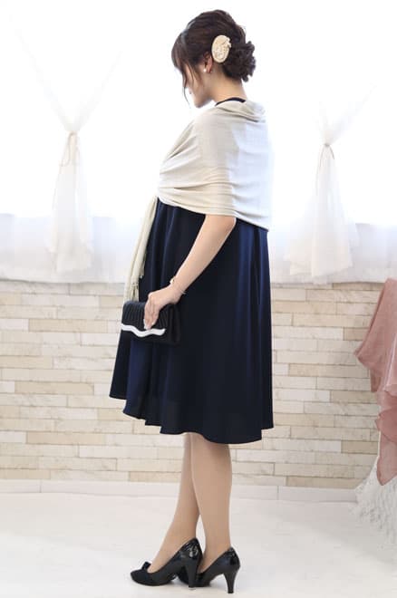 ネイビーのデコルテレースハイネックドレス