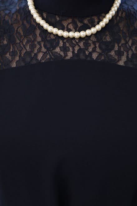 ネイビーのデコルテレースハイネックドレス