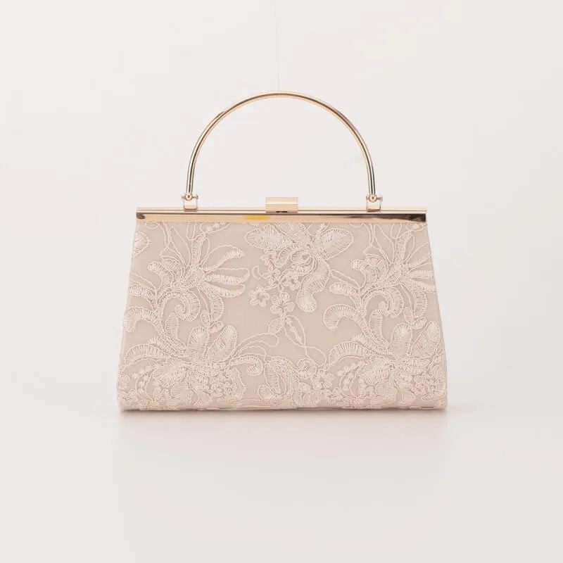 ベージュの刺しゅうレースがま口バッグ