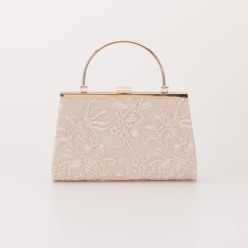 ベージュの刺しゅうレースがま口バッグ