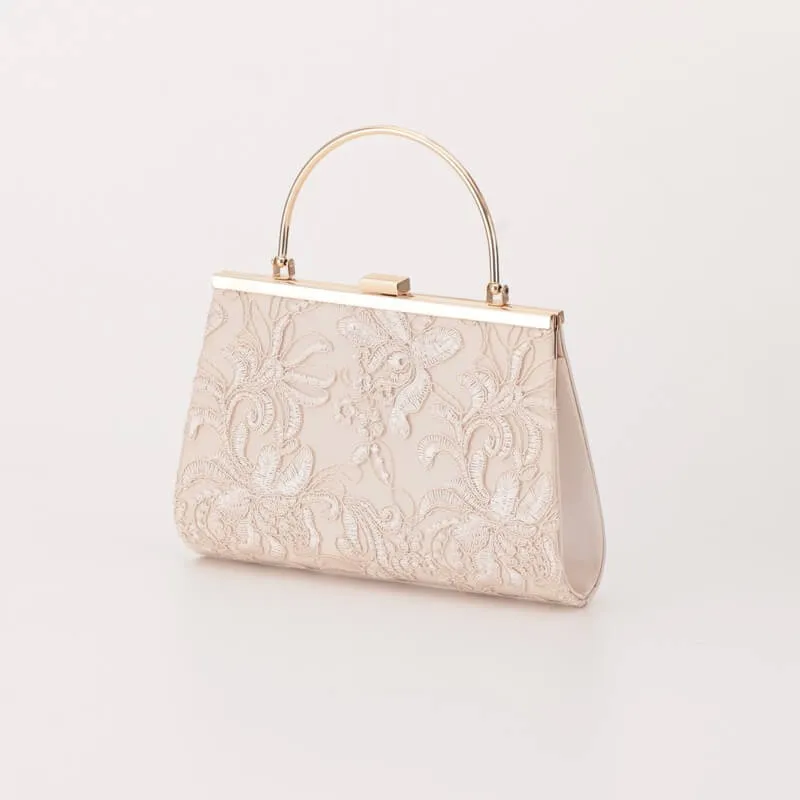 ベージュの刺しゅうレースがま口バッグ