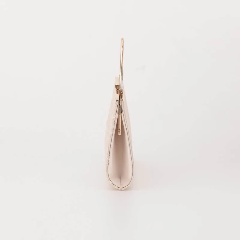 ベージュの刺しゅうレースがま口バッグ