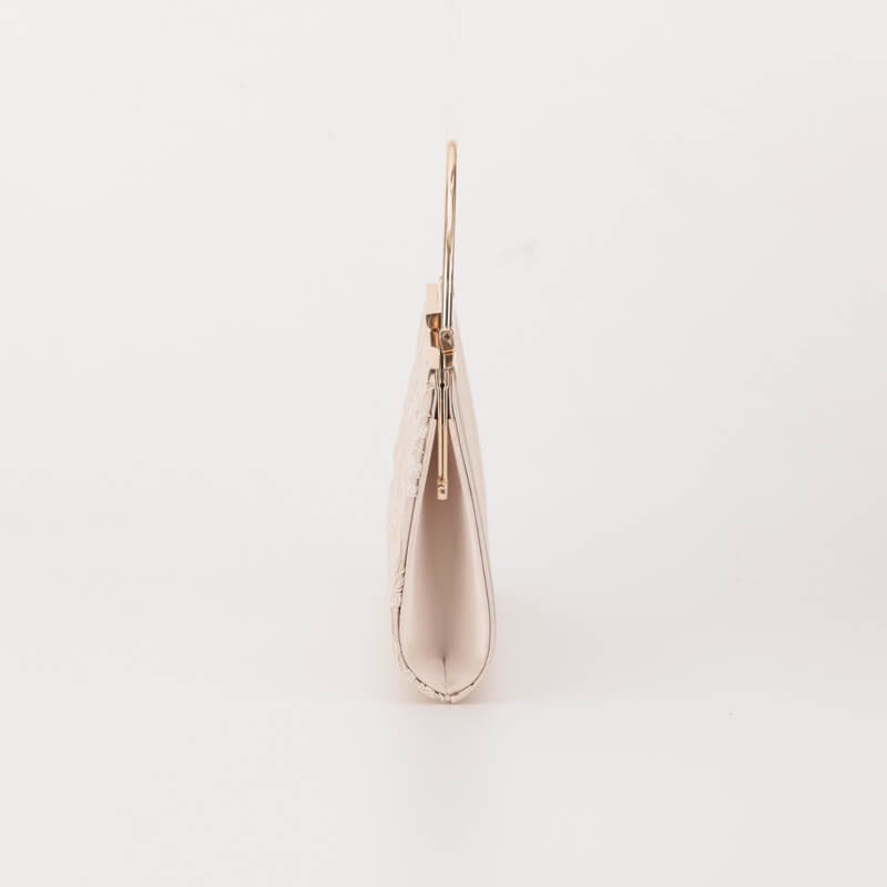 ベージュの刺しゅうレースがま口バッグ