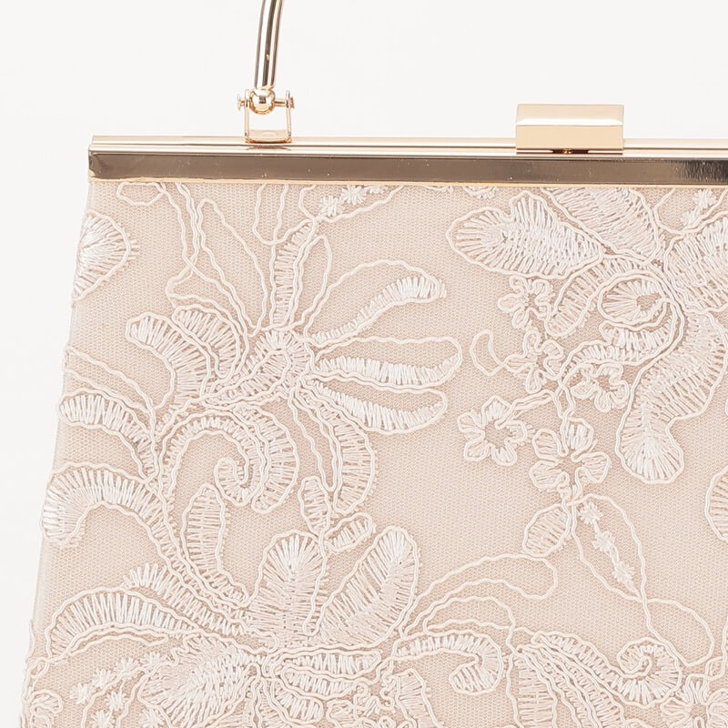 ベージュの刺しゅうレースがま口バッグ