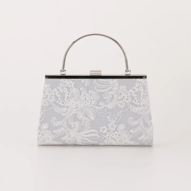 シルバーの刺しゅうレースがま口バッグ