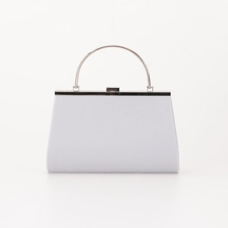 シルバーの刺しゅうレースがま口バッグ