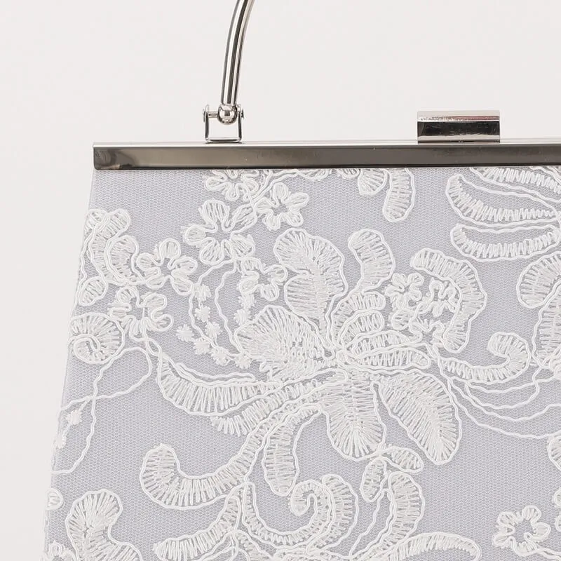 シルバーの刺しゅうレースがま口バッグ