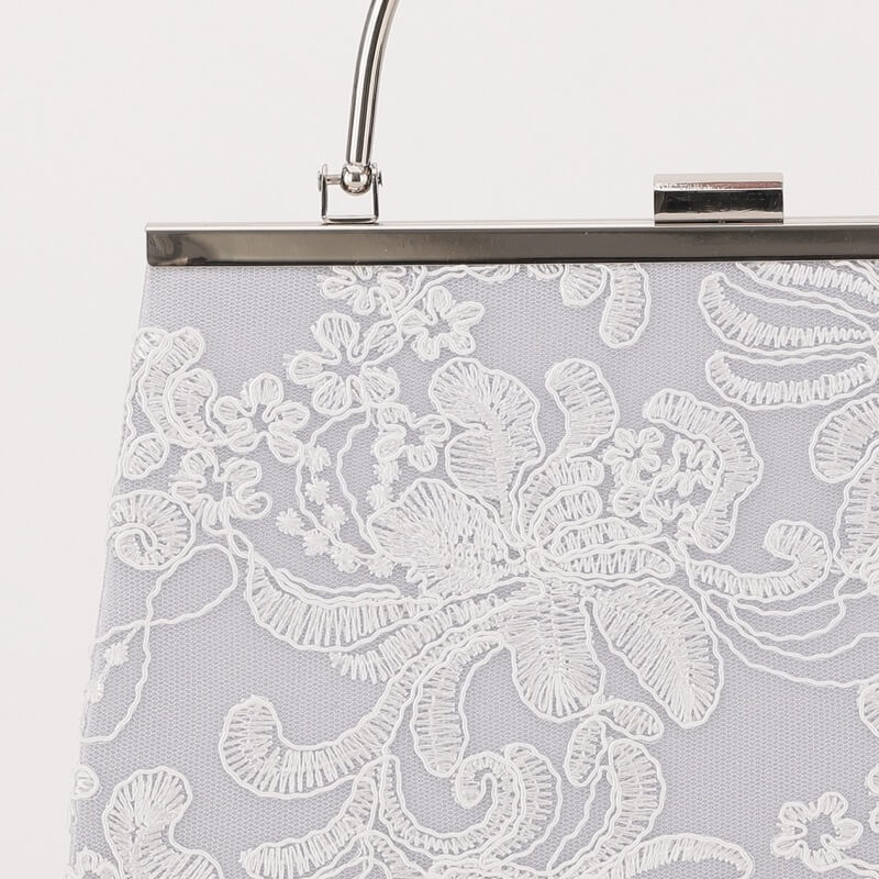 シルバーの刺しゅうレースがま口バッグ