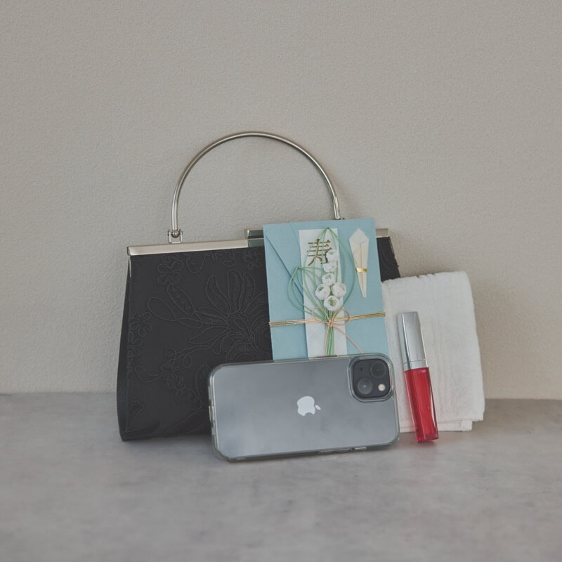 シルバーの刺しゅうレースがま口バッグ