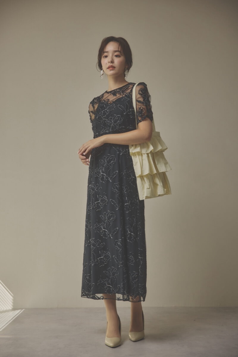 ベージュのサテンフリルトートバッグ