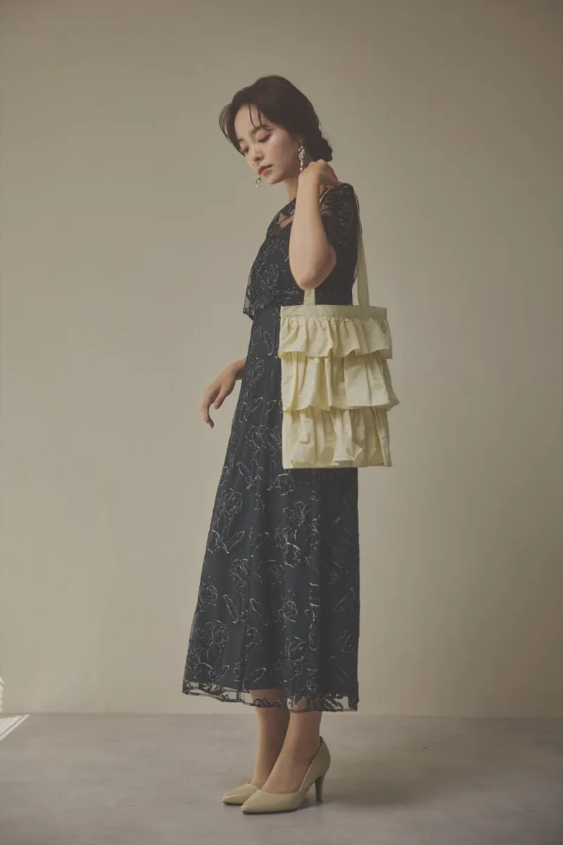 ベージュのサテンフリルトートバッグ