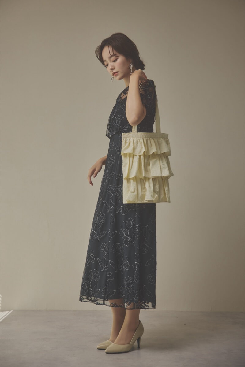 ベージュのサテンフリルトートバッグ