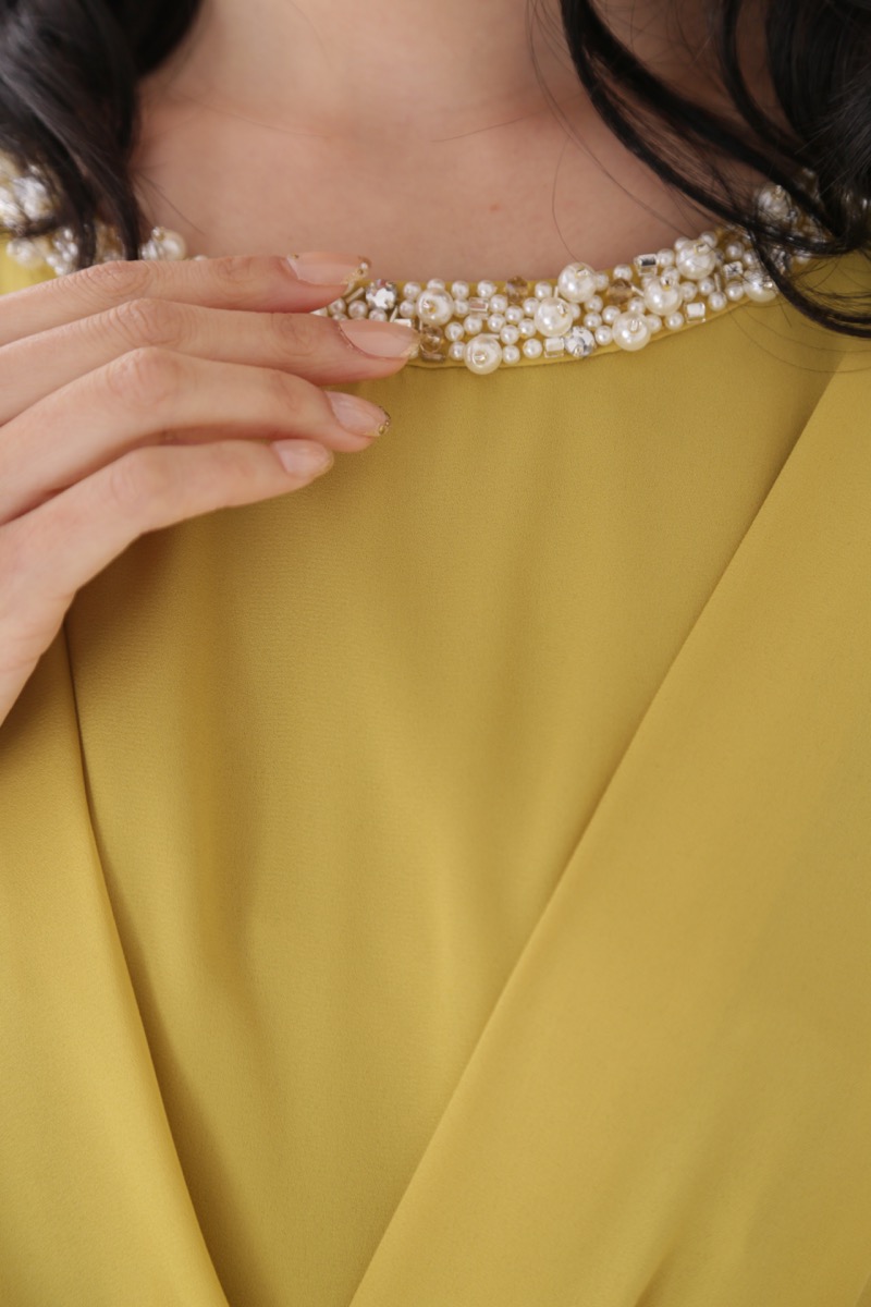 マスタードイエローのビジュー付きガウチョパンツドレス
