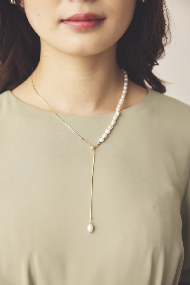 ゴールドチェーンのポイントパールネックレス