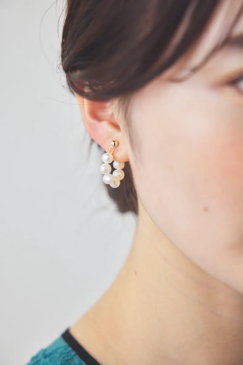 パールのフープ型イヤリング