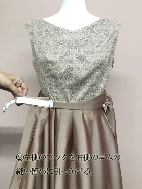 ピンクベージュの巻きスカートドレス