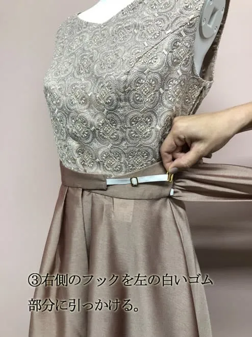 ピンクベージュの巻きスカートドレス