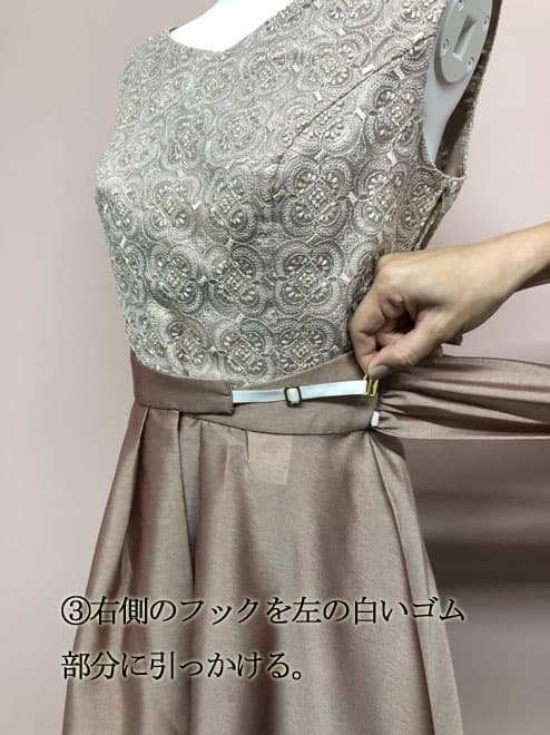 ピンクベージュの巻きスカートドレス