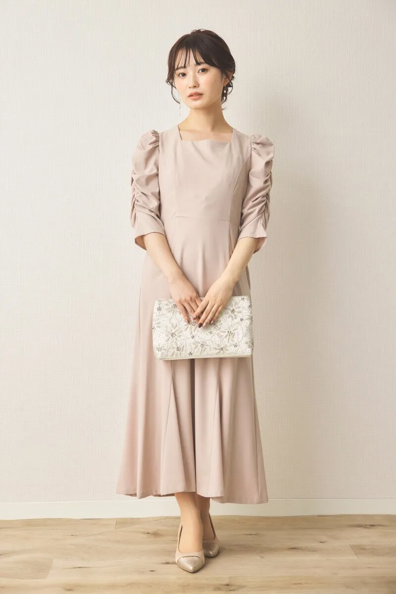 オフホワイトのフラワー刺繍のクラッチバッグ