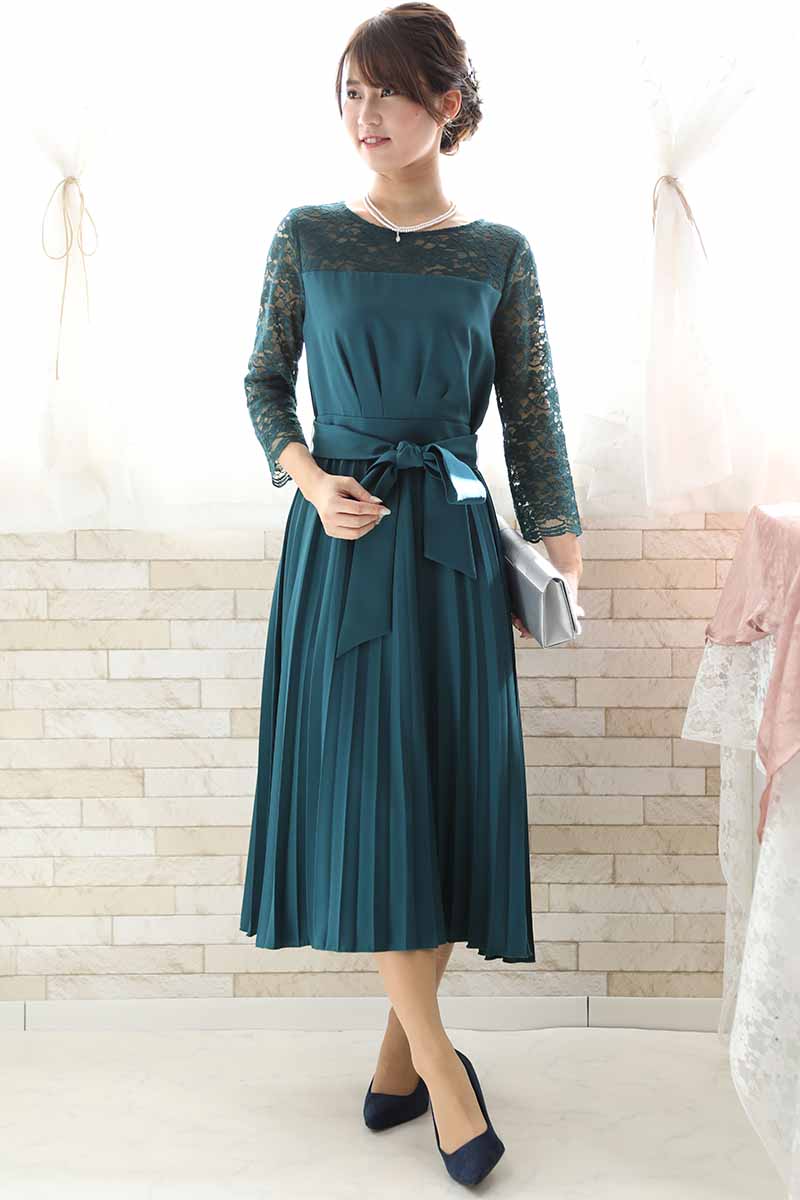 ブルーグリーンのウエストリボン付きプリーツドレス