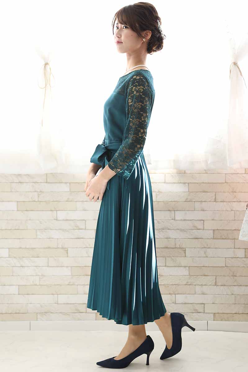 ブルーグリーンのウエストリボン付きプリーツドレス