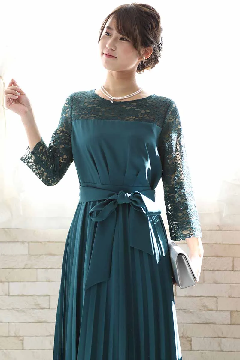 ブルーグリーンのウエストリボン付きプリーツドレス