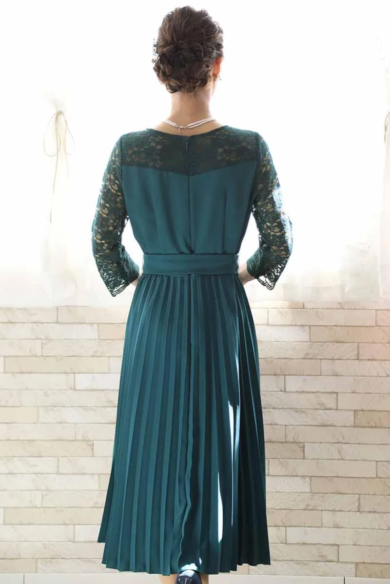 ブルーグリーンのウエストリボン付きプリーツドレス