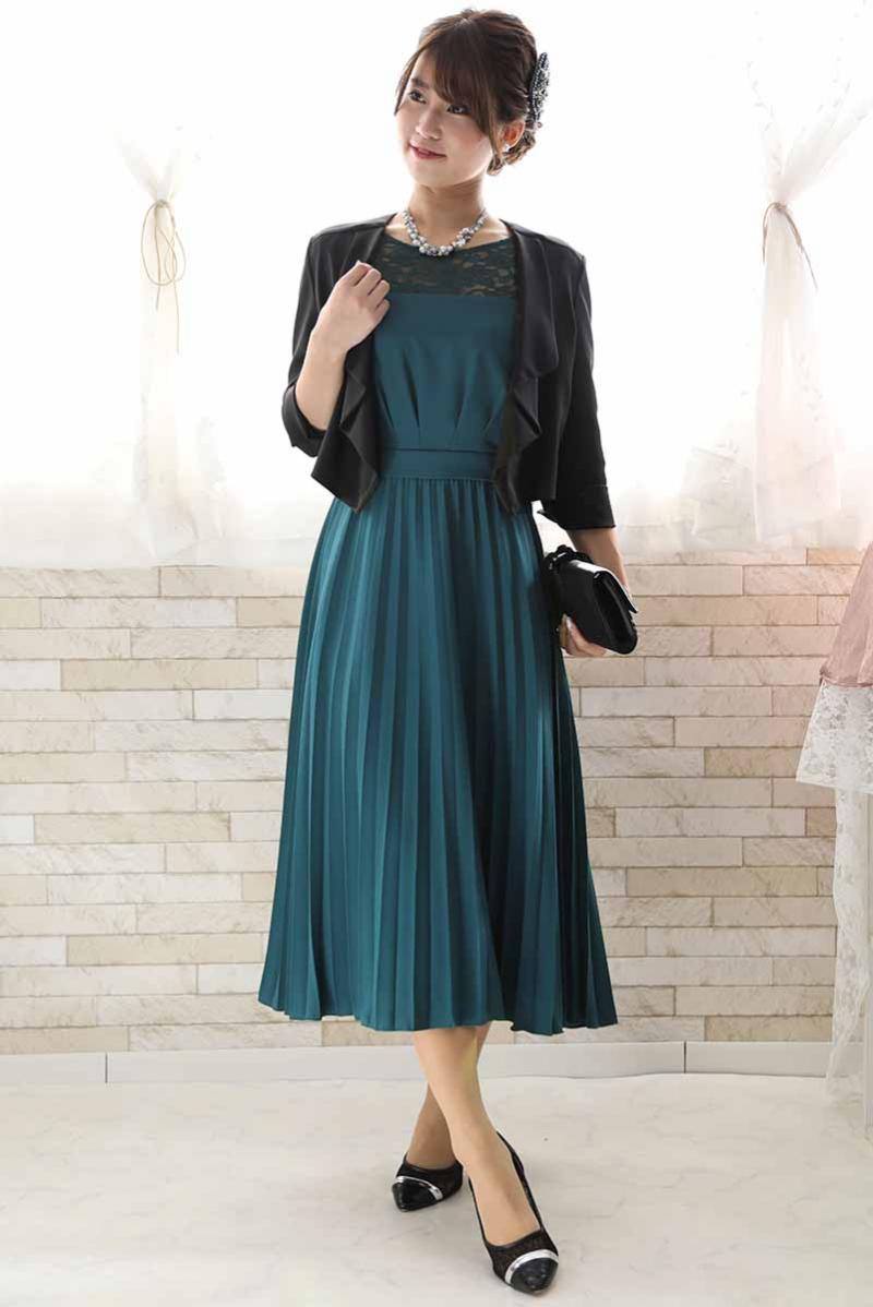 ブルーグリーンのウエストリボン付きプリーツドレス