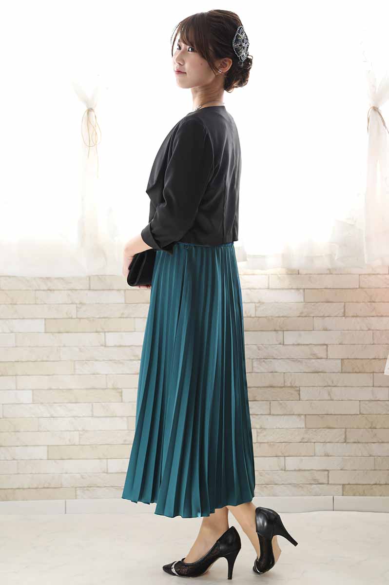 ブルーグリーンのウエストリボン付きプリーツドレス