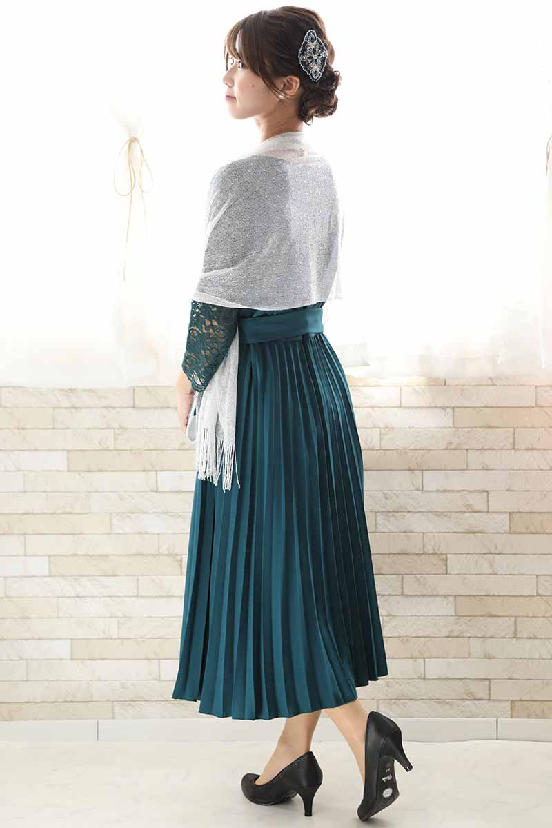 ブルーグリーンのウエストリボン付きプリーツドレス